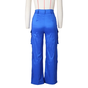 Détail du pantalon cargo en satin bleu roi à taille haute avec plusieurs poches pour femme
