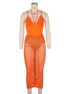 Completo all'uncinetto arancione acceso con top allacciato al collo e gonna lunga in maglia traforata