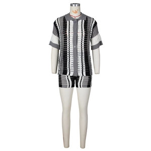 Détails de la maille ajourée et fermeture à boutons de cet ensemble gris tricoté