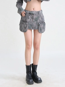 Détail d'une mini-jupe cargo en denim gris délavé avec grandes poches et coutures de style Y2K