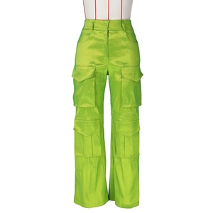 Détail du pantalon cargo vert fluo taille haute avec multi-poches et texture soyeuse