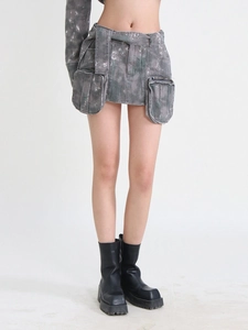 Mini-jupe cargo en denim gris délavé avec grandes poches à rabat et large ceinture