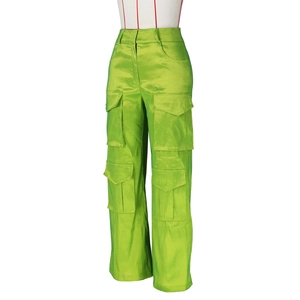 Détail du pantalon cargo taille haute vert néon avec poches à rabat et éclat de soie