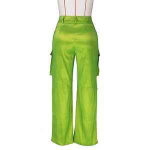Détail du pantalon cargo en satin vert citron à taille haute avec poches latérales à rabat