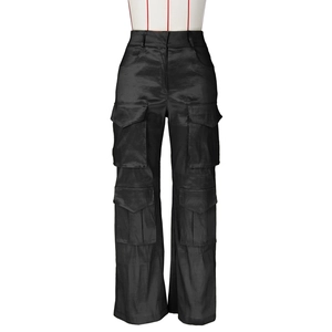 Vue détaillée du pantalon cargo noir en satin à taille haute avec plusieurs poches utilitaires