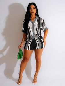 Ensemble sexy 2 pièces en maille ajourée avec chemise à rayures verticales et short taille haute