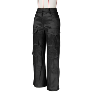 Détail du pantalon cargo noir à taille haute avec plusieurs poches à rabat et jambe large