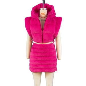 Vista frontale del set due pezzi in ecopelliccia rosa con gilet con cappuccio e gonna