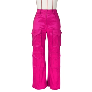 Détail du pantalon cargo taille haute fuchsia avec quatre grandes poches à rabat et coupe droite