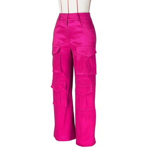 Vue détaillée du pantalon cargo magenta montrant les poches latérales à rabat tactiques