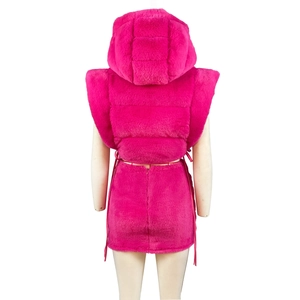 Dettaglio del retro di un gilet in ecopelliccia rosa vivace con cuciture e cappuccio