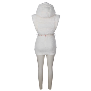 Vista posteriore del gilet in ecopelliccia bianca con cappuccio e coulisse in vita