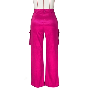 Détail du pantalon cargo rose flamant à taille haute avec texture satinée lisse