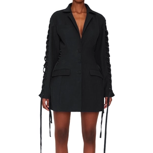 Detail der gekreuzten Schnürärmel und Taille an diesem schwarzen Blazer-Kleid für Damen