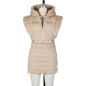 Dettaglio del set in ecopelliccia beige con gilet con cappuccio e gonna trapuntata