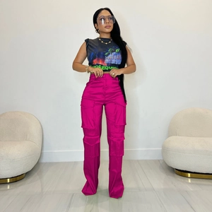 Détail du pantalon cargo rose avec poches multiples et tissu réfléchissant brillant