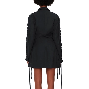 Detail der Schnürung und Aussparungen an Rücken und Ärmeln eines schwarzen Blazer-Kleids