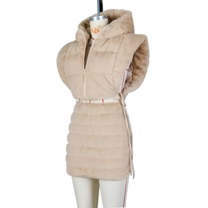 Dettaglio del set con gilet con cappuccio e minigonna in ecopelliccia color albicocca