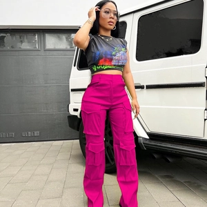 Détail du pantalon cargo taille haute rose vif avec plusieurs poches pour femmes