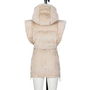 Dettaglio del gilet con cappuccio in pelliccia sintetica beige con segmenti trapuntati