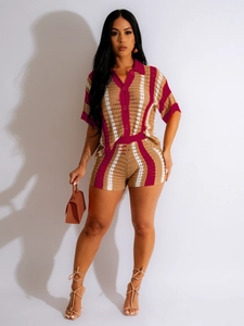Détail de la maille crochetée d'un ensemble deux pièces avec col polo et short rayé