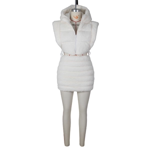 Dettaglio del set due pezzi in ecopelliccia bianca con gilet con cappuccio e minigonna