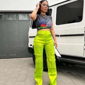 Détail du pantalon cargo vert fluo avec plusieurs poches et boucle de ceinture ajustable