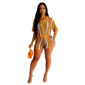 Détail du motif à rayures en tricot crochet sur l'ensemble deux pièces chemise et short