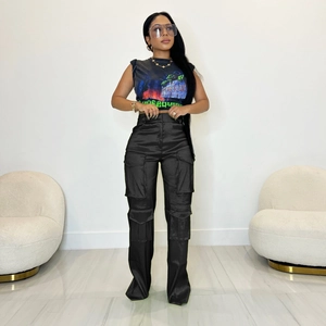 Détail du pantalon cargo noir taille haute avec plusieurs poches à rabat et fini satiné