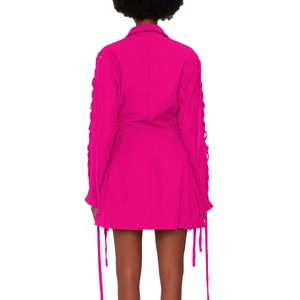 Detail der gerafften Schnürärmel und Taille an einem leuchtend magentafarbenen Blazerkleid