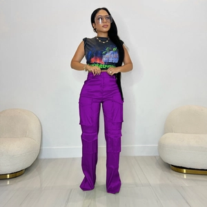 Vue détaillée du pantalon cargo violet à poches multiples avec coupe large à taille haute