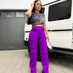 Détail du pantalon cargo violet à taille haute avec plusieurs poches de style street mode
