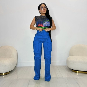 Vue détaillée du pantalon cargo bleu cobalt à taille haute avec grandes poches latérales