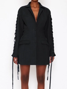 Schickes schwarzes Blazer-Kleid mit Schnürung, schmaler Taille und Gothic-Details