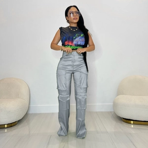 Détail du pantalon cargo gris à taille haute avec plusieurs poches à rabat et finition satinée