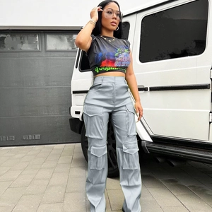 Détail d'un pantalon cargo gris à taille haute avec plusieurs poches pour un look urbain