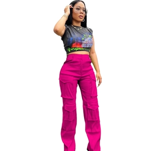 Détail du pantalon cargo rose vif à taille haute avec grandes poches à rabat