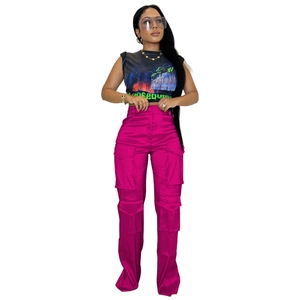Détail du pantalon cargo rose vif à taille haute avec multi-poches et tissu brillant