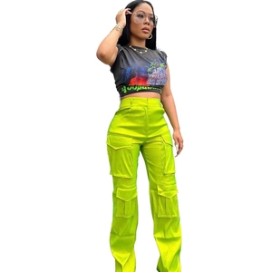 Détail du pantalon cargo vert fluo à taille haute avec poches latérales à rabat