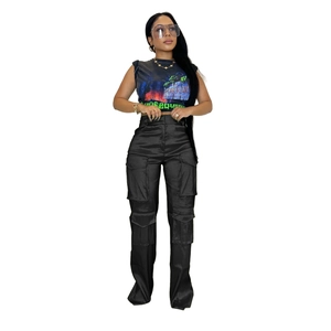 Détail du pantalon cargo noir à taille haute avec poches latérales et style streetwear