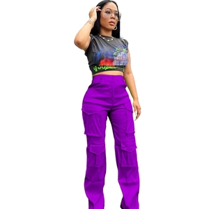 Vue détaillée du pantalon cargo violet taille haute avec grandes poches à rabat