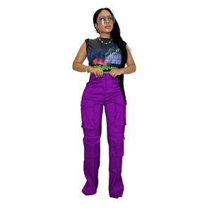 Détail du pantalon cargo violet à taille haute avec plusieurs poches et tissu réfléchissant