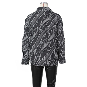 Vue détaillée de la veste en jean grise avec des franges longues et un style déstructuré