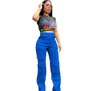 Vue détaillée du pantalon cargo à taille haute avec poches latérales en bleu électrique