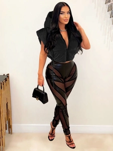 Gilet invernale nero in ecopelliccia con cappuccio e leggings in pelle mesh traforati
