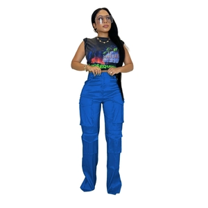 Détail du pantalon cargo bleu roi à taille haute avec plusieurs poches de style streetwear