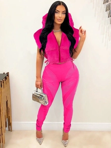 Set da donna con gilet rosa con cappuccio in ecopelliccia e pantaloni slim