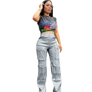 Détail du pantalon cargo gris clair avec plusieurs poches latérales et coupe droite taille haute
