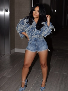 Ensemble denim femme avec veste à franges, détails patchwork et short assorti