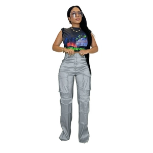 Détail du pantalon cargo gris à taille haute avec grandes poches à rabat et fini soie